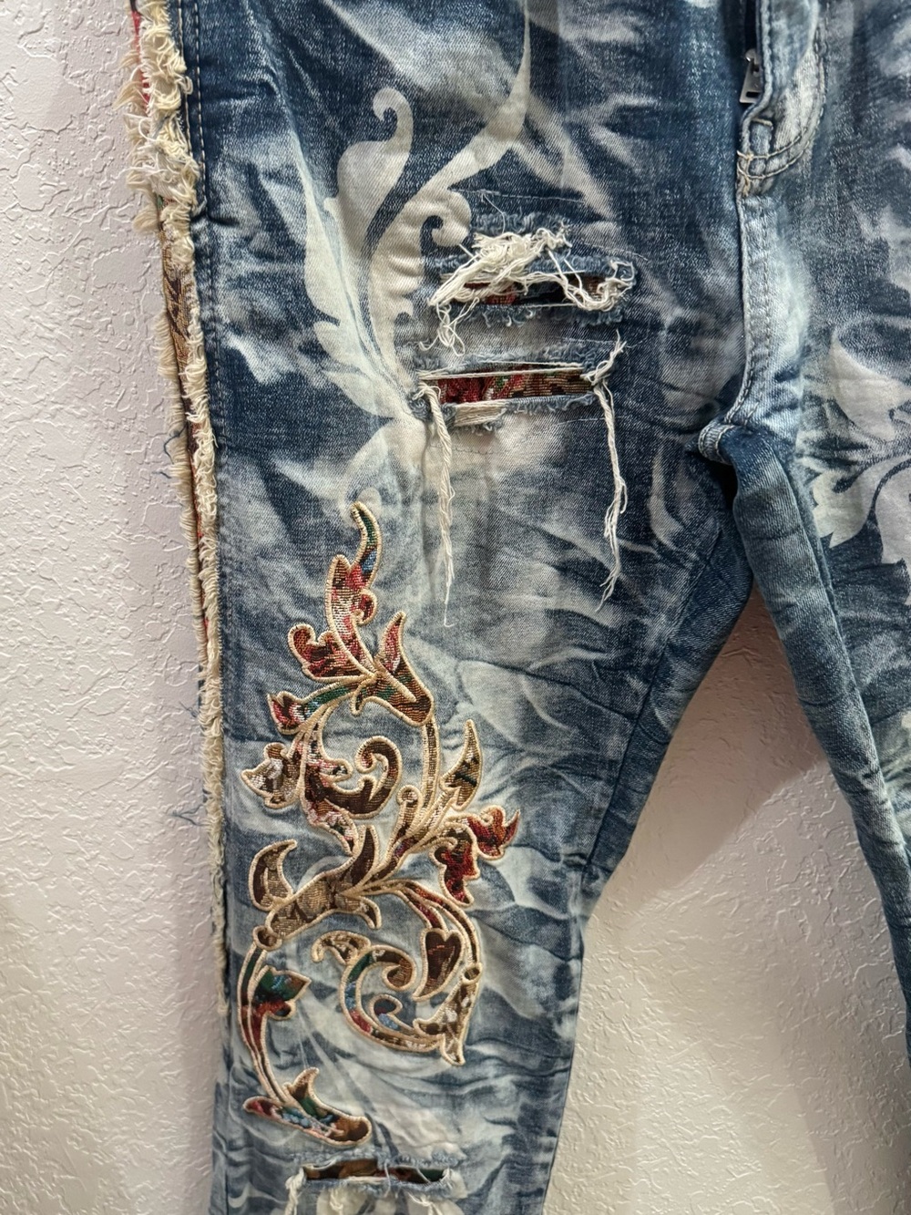 SmokeRise Men’s Distressed Tapestry Jeans BlueToast Embroidered Graphic W30 NWOT - Picture 5 of 13
